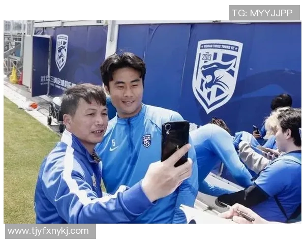 武汉足球队近期状态引发热议球迷对球队表现的看法与争议分析