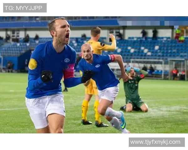 登克尔克与莫尔德的激烈对决揭示足球战术与团队协作的魅力 登克尔克与莫尔德的激烈对决揭示足球战术与团队协作的魅力