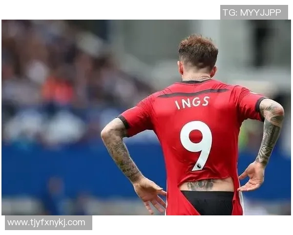 马丁内斯的传奇之路：从默默无闻到足球巨星的蜕变与荣耀